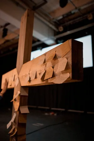Holzkreuz mit handschriftlichen Notizen, Credo Kirche